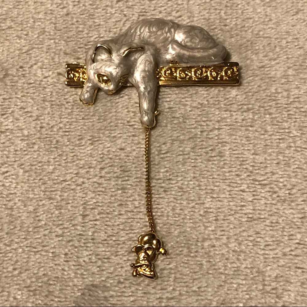 ☀️Lovely Vintage Cat and Mouse pin.